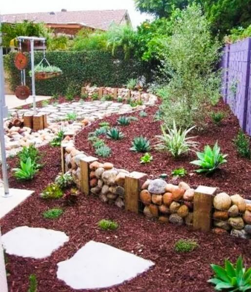Natural stone retaining wall with integrated plants